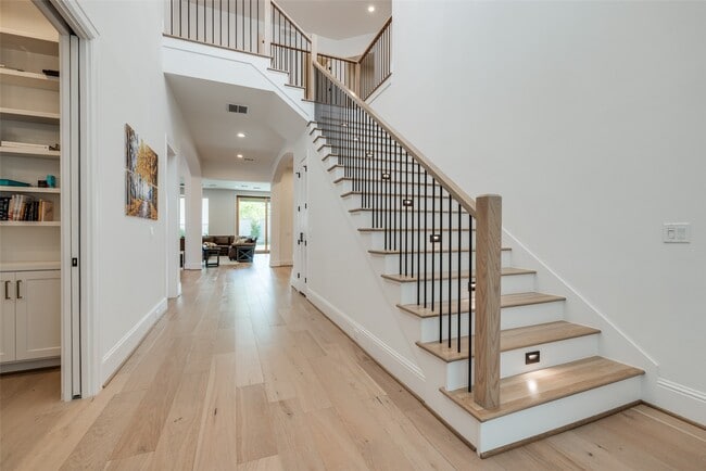Photo - 907 W 43rd St