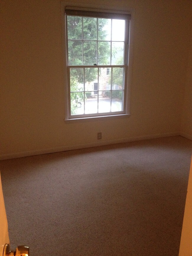 Photo - 2527 Hydraulic Rd