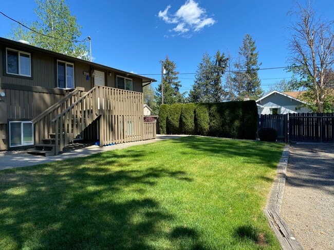 Building Photo - Spacious & Bright 2-Bedroom, 1-Bath upper-level fourplex- located in Spokane Valley! Unit 10622-A
