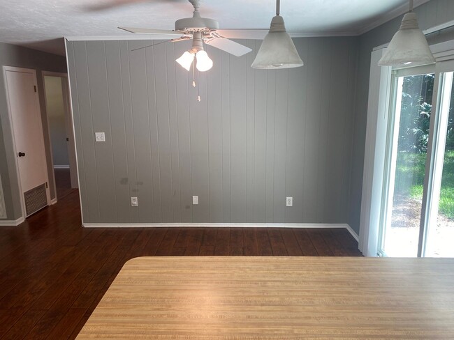 Lovely Single Family Home One Mile from Th... - Lovely Single Family Home One Mile from Th...