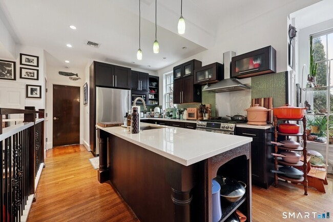 Photo - 591 Orange St Unit 1