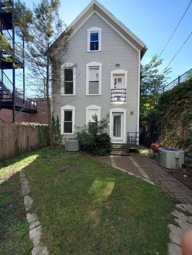 Photo - 1317 W Roscoe St House