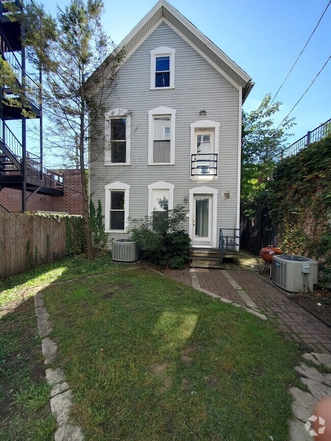 Building Photo - 1317 W Roscoe St Rental