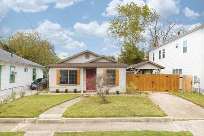 Building Photo - Beautiful home located in the heart of dow...