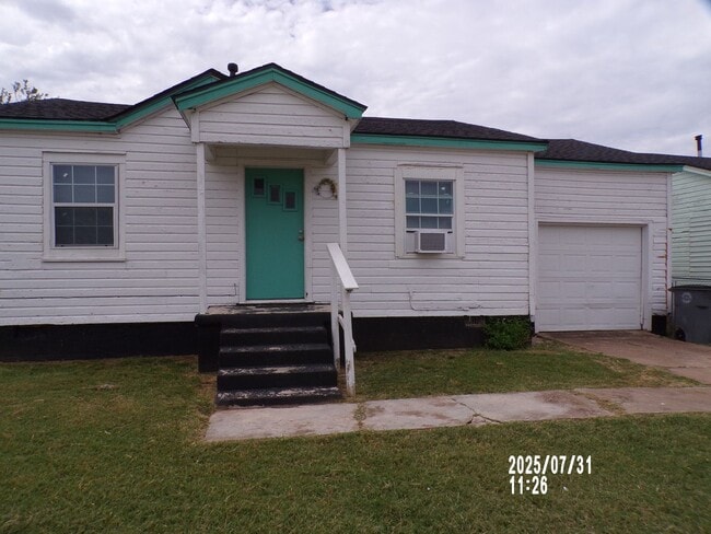 Photo - NEW listing-refinished hardwood floors, new laminate and paint throughout