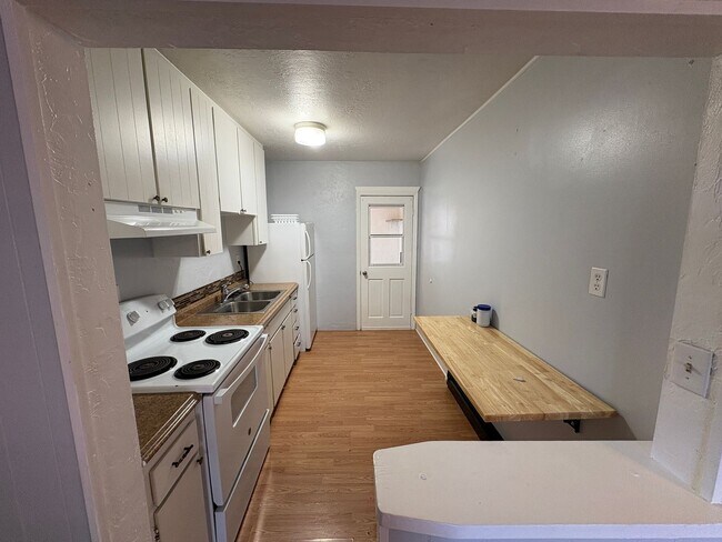 Photo - COZY 1 BEDROOM, 1 BATH APARTMENT LOCATED I... Unidad 7 SW McKinley Ave