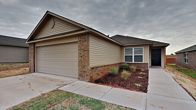 Photo - A Very Nice 3 Bedroom 2 Bath Home in Yukon Schools