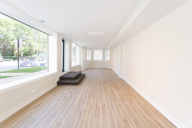 Photo - 5200 N Leavitt St Unit 5200-GDN