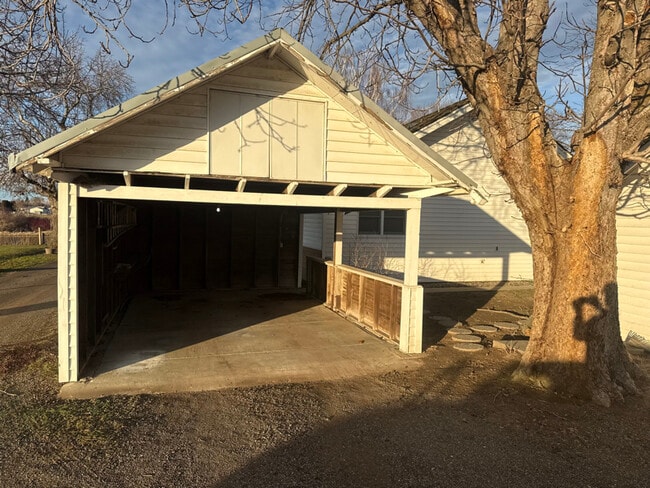 Photo - 435 Byron Rd