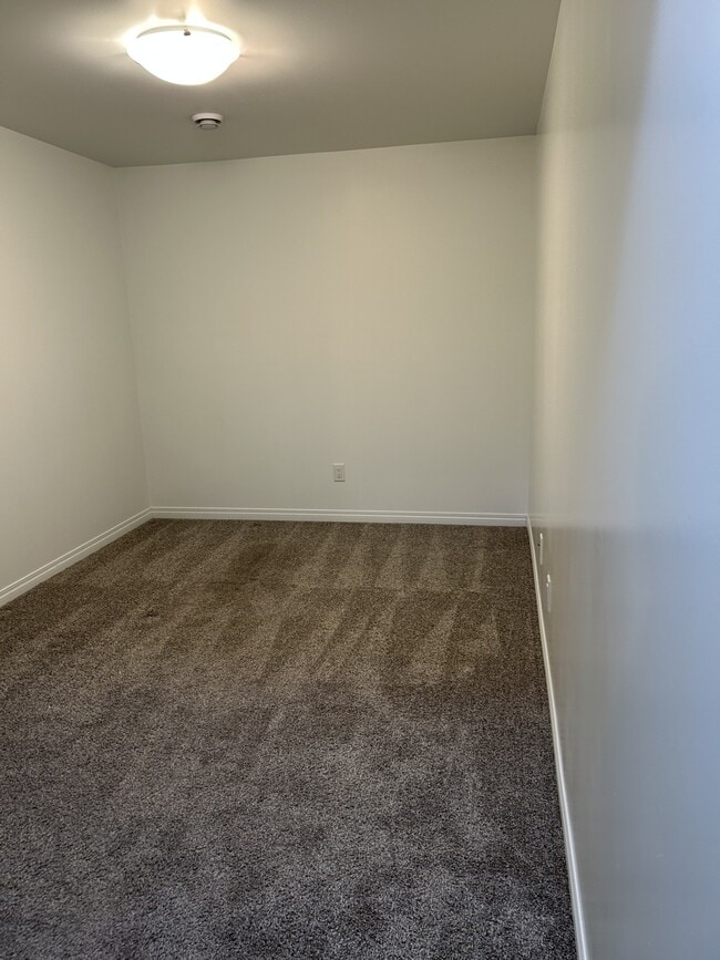 Building Photo - 11425-11467 67 St NW Unit 11425 - Bsmt