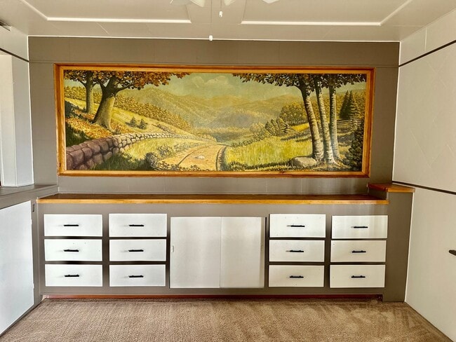 Building Photo - Enoy the picturesque views of Lake Ewauna ...