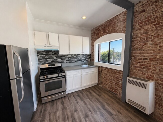 Building Photo - 772 S Boyle Ave Unit 204