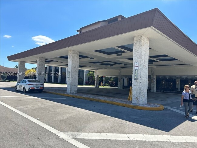 Building Photo - 100 SW 132nd Way Unit 305K