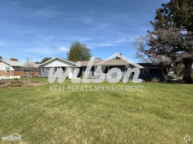 Building Photo - Beautiful Fully Furnished 3-Bedroom Home i...