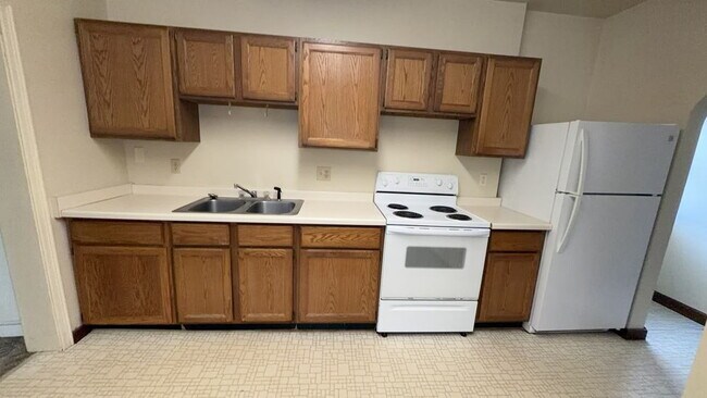 Exciting 3 Bed 1 Bath near UWEC! Available 1st June!