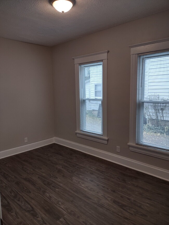 Photo - Updated 2-bedroom | Large Kitchen | Laundry in Building Unit LOWER