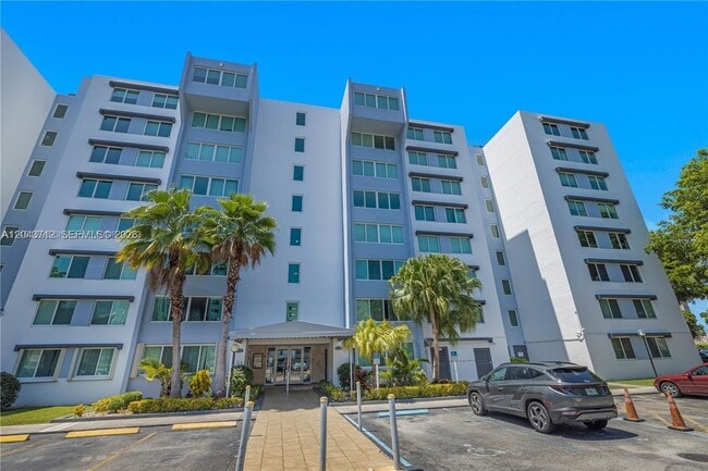 Building Photo - 9125 SW 77th Ave Unit 802