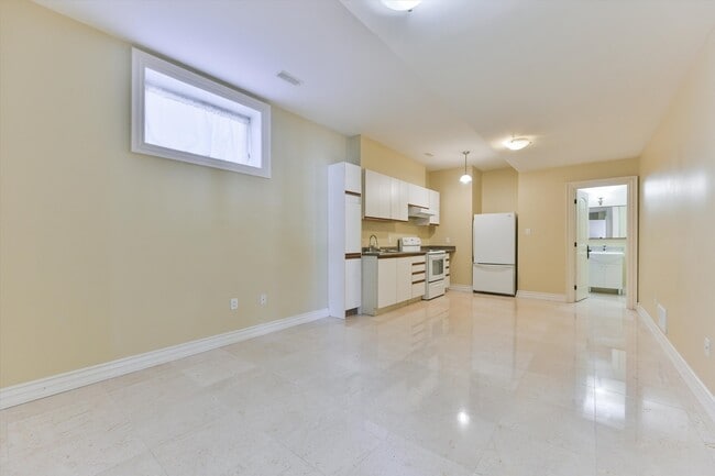 Photo - 50 Old Yonge St