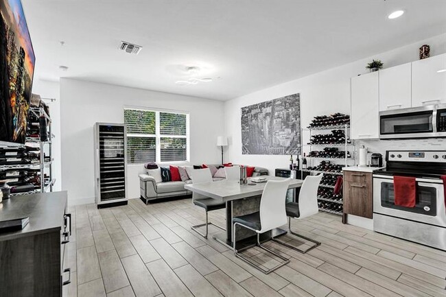 Photo - 480 NE 35th Ct Unit 2