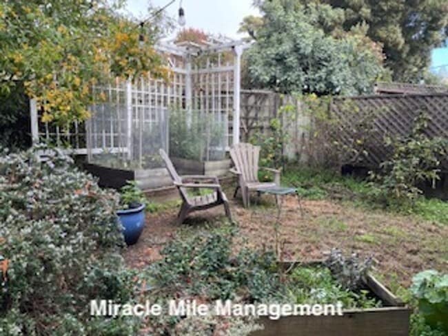 Building Photo - almonte Unit LOWER