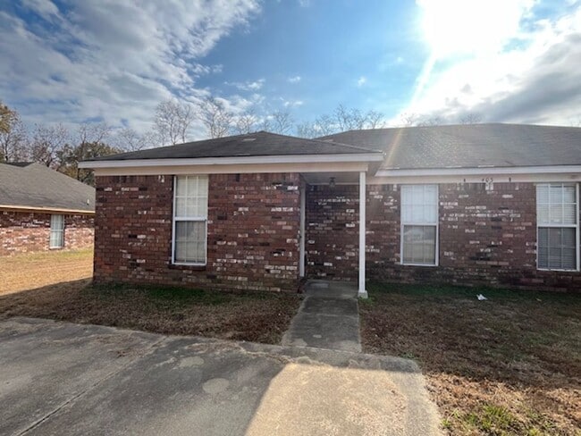 Building Photo - Renovated 2 Bedroom 2 Bath Duplex for Rent!!