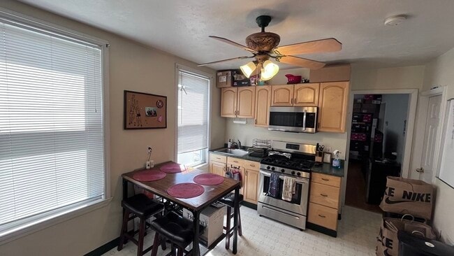 Photo - 686 E 7th St Unidad 2