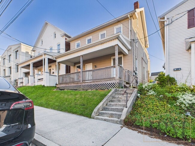 Building Photo - 26 S Pine St Unit 26 S Pine St - 2nd Floor Rental