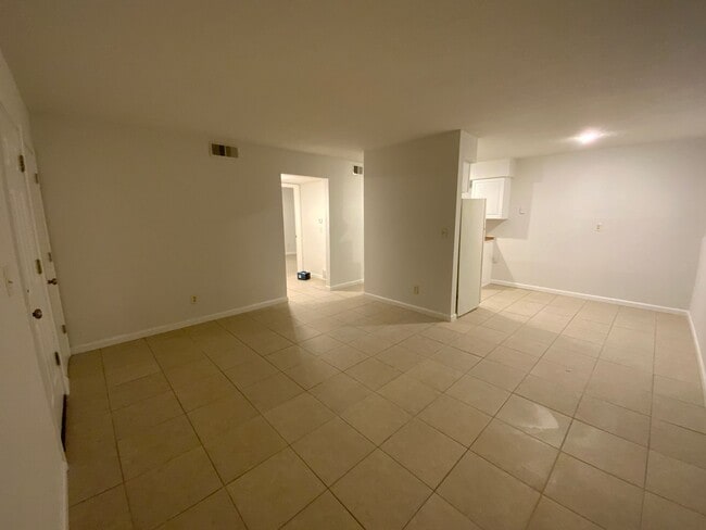 Building Photo - 211 Snead Dr Unit Apt 2