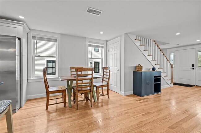 Photo - 484 Thames St