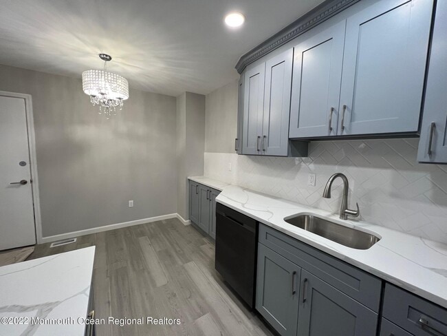 Building Photo - 232 Longwood Dr Rental