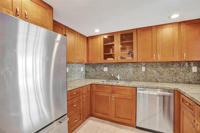 Photo - 1000 Parkview Dr Unit 905