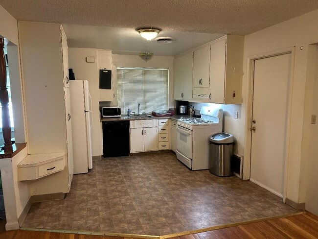 Photo - Adorable 3/2 Central Sacramento! PLEASE READ ENTIRE AD FOR VIEWINGS!