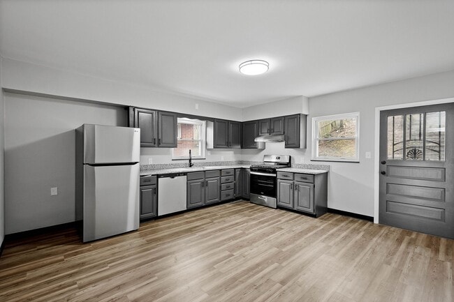 Building Photo - Stunning 3 bed, 2 bath home in East Hills available August 1!