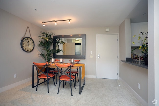 2BR, 2BA - 963SF