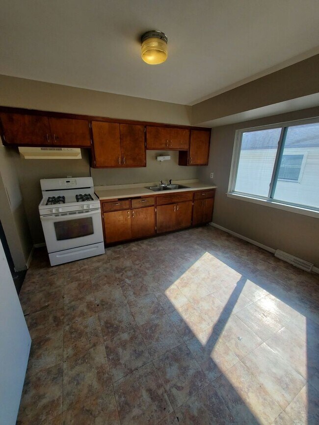 57425744 N 99thSt. (Duplex) Apartment Unit 5744 Upper Milwaukee, WI