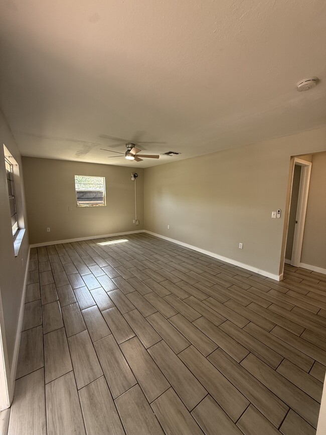 Photo - 9251 Adler St