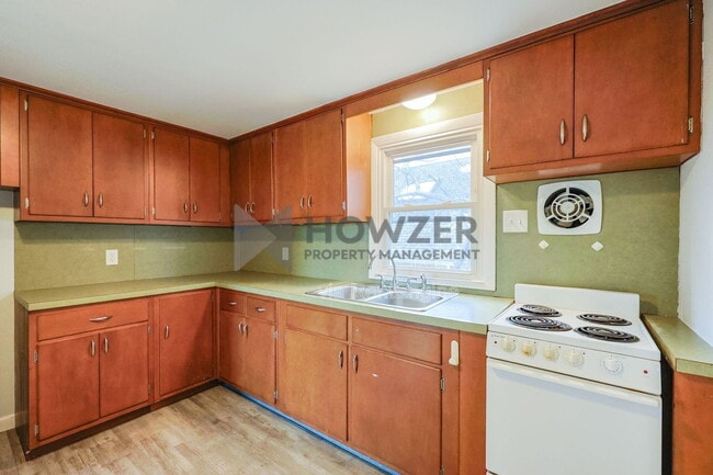 Photo - 560 W Main St