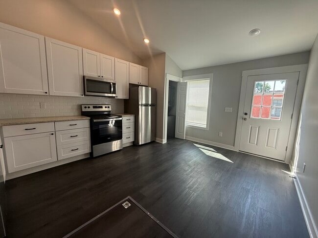 Building Photo - 251 W 7th St Rental