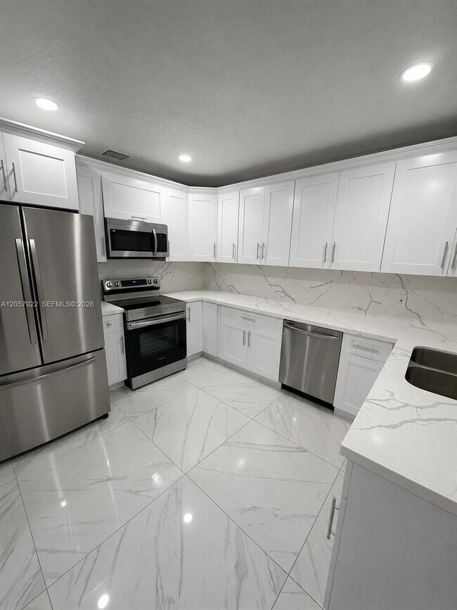 Photo - 552 NE 161st St
