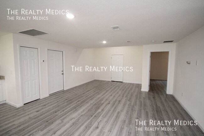 Photo - 182 Hillock Ave NW