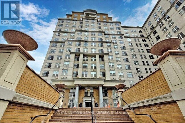 Photo - 135 James St S Unit 608