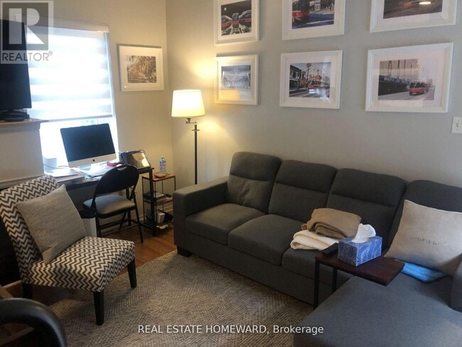 Photo - 2196 Queen St E