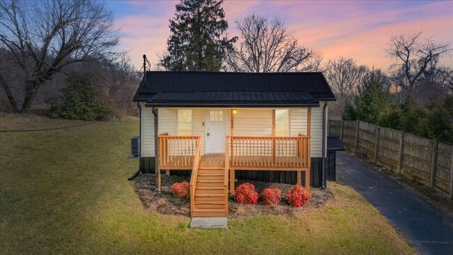 Photo - 1471 E State St