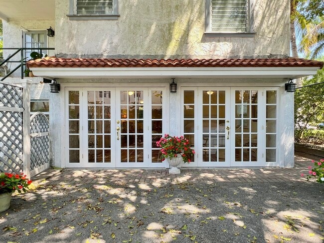 Building Photo - 336 Monroe Dr Unit 2