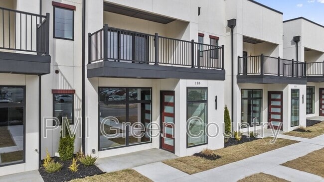 Photo - 118 E Elgin St