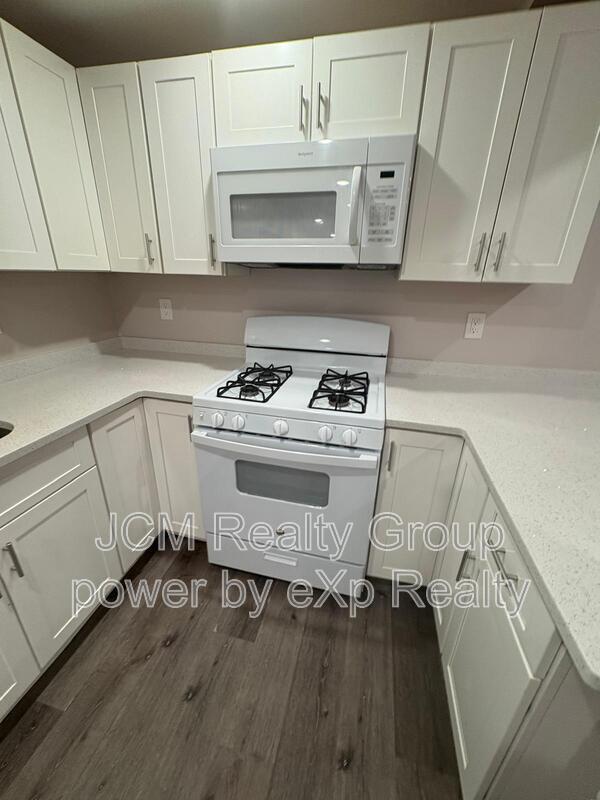 Building Photo - 32 Hartwell St Unit B / Left