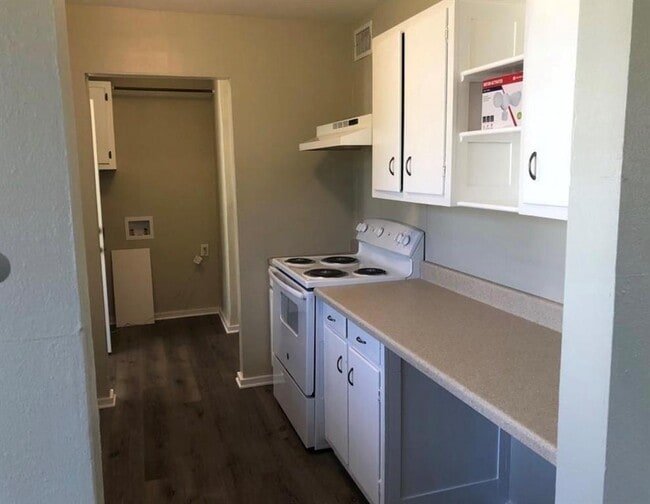 718 Hogan Dr