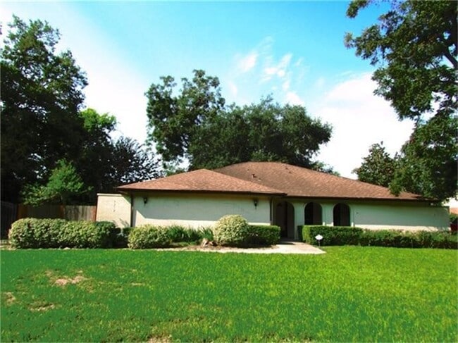 Building Photo - 2212 S Belmont Dr