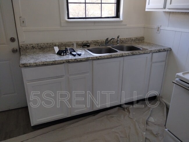 Building Photo - 240 S Mary Ellen St Unit D