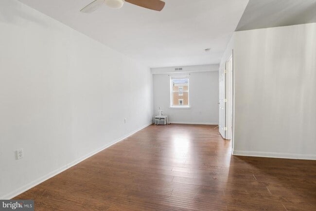 Building Photo - 240 W Girard Ave Unit 3